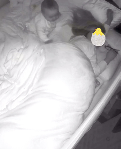 深夜に目を覚ました0歳娘