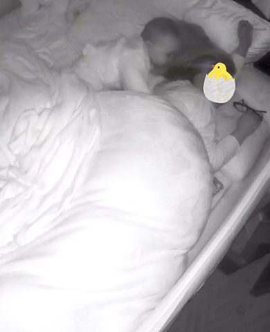 深夜に目を覚ました0歳娘