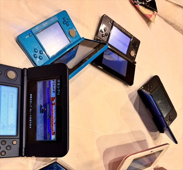 ニンテンドー3DSに最新の折りたたみ式スマホが混ざっている