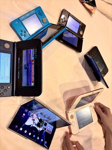 ニンテンドー3DSに最新の折りたたみ式スマホが混ざっている