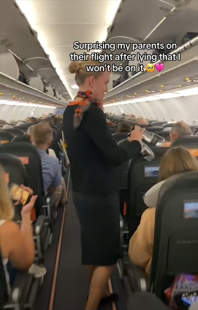 飛行機に乗った老夫婦に水を手渡してくれたのは？