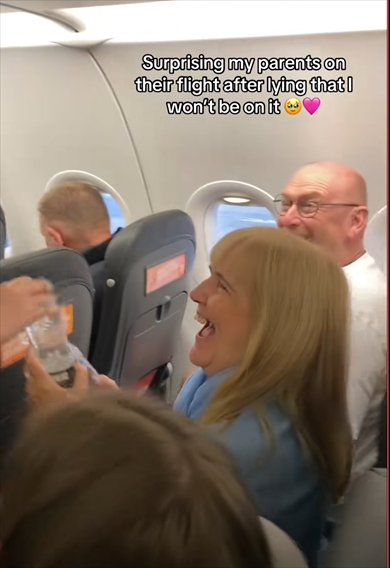 飛行機に乗った老夫婦に水を手渡してくれたのは？