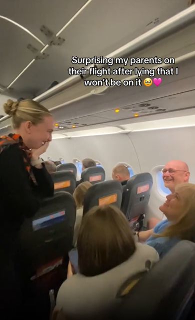 飛行機に乗った老夫婦に水を手渡してくれたのは？