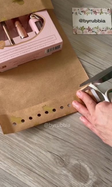 包装紙に穴を開ける様子