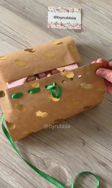 穴にグリーンのリボンを通す