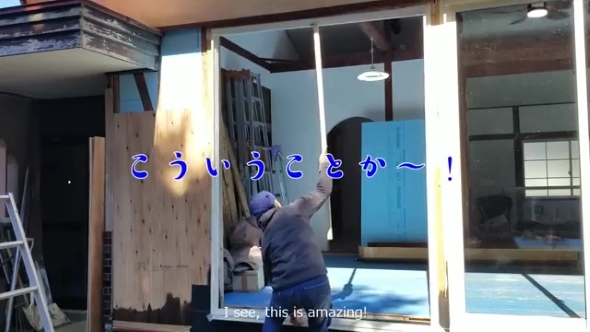 窓枠をはめる男性