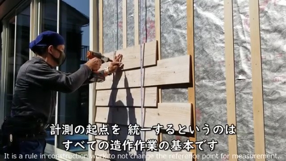 鎧張りをする男性