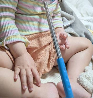 ドラえもんを見る女の子