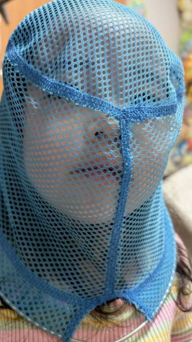 ドラえもんを見る女の子