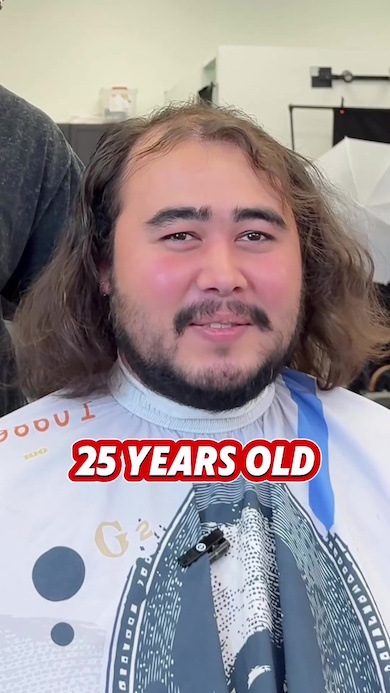 髪の毛のを切る前の男性