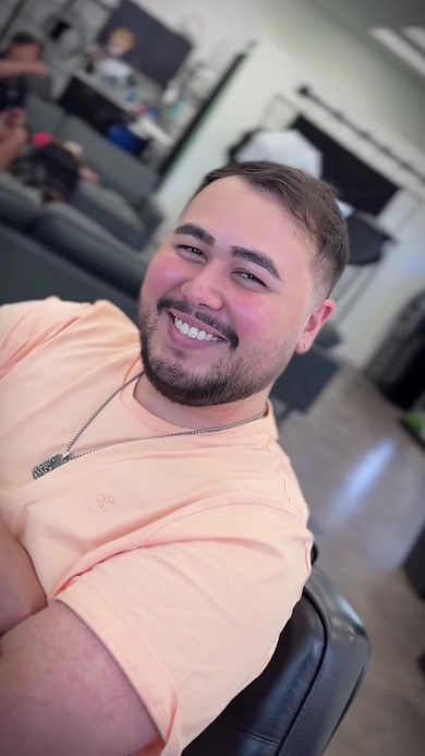 髪の毛のを切った後の男性