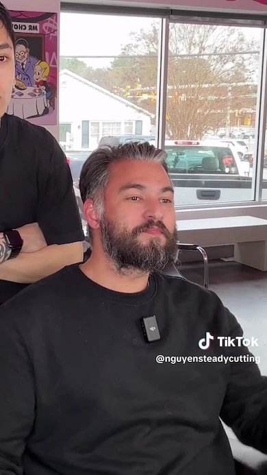 髪の毛のを切る前の男性