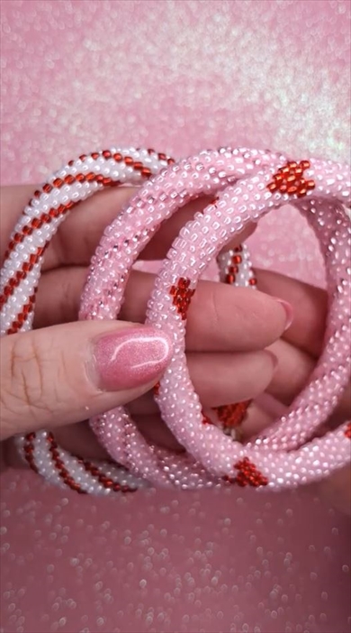 ビーズとかぎ針編みで作るビーズブレスレットがかわいい