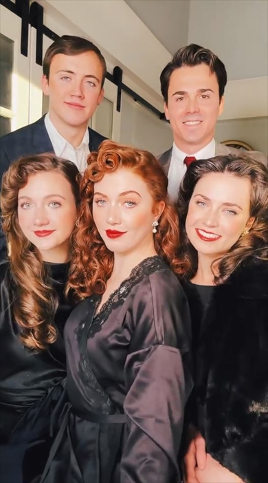 家族を昔のハリウッドスターの髪形に