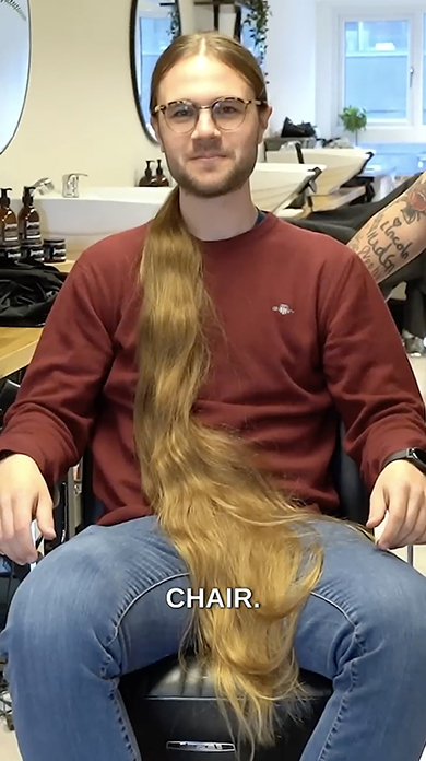 12年間髪を伸ばした男性のヘアカット