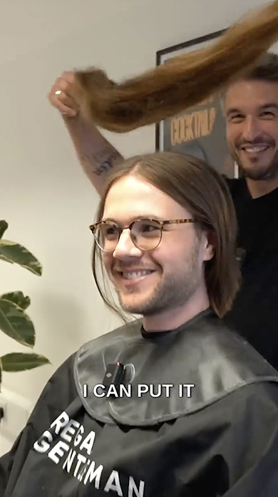 12年間髪を伸ばした男性のヘアカット