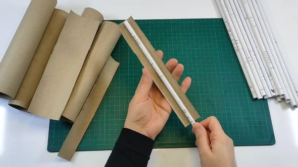 丸めた紙を段ボール製の芯に貼り付ける