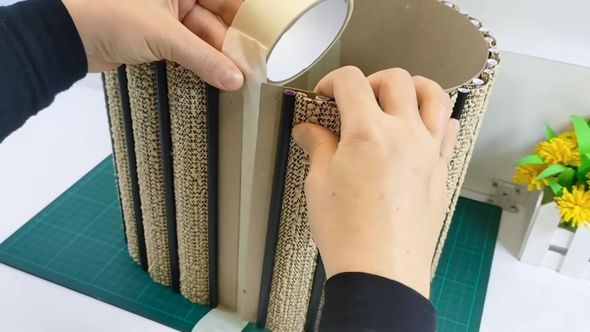 装飾した厚紙を丸めて円筒形にする