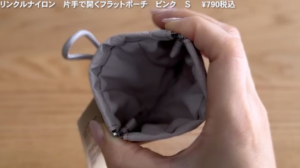 片手で開くバネ口を採用している「リンクルナイロン　片手で開くフラットポーチ」