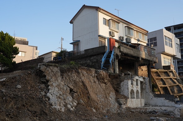 壁の上に立っている家屋