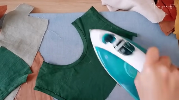 布にアイロンをかける様子