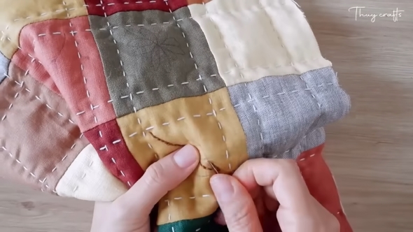 白糸で縫います