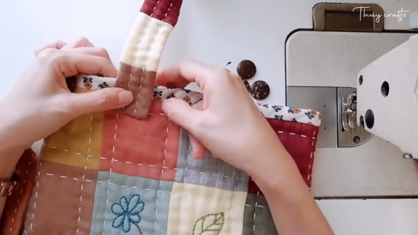 ストラップは手で縫い付けます