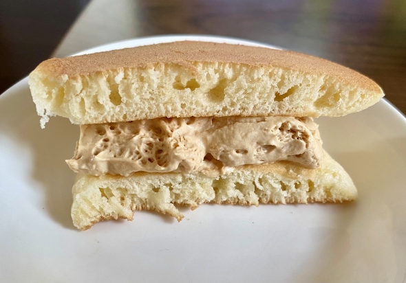 クリームをたっぷりとはさんだ様子