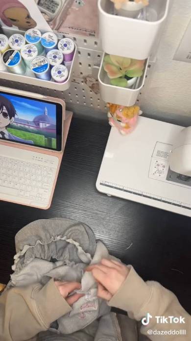 スウェットパンツをミニスカートにリメイク