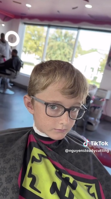 髪の毛を切る前の男の子