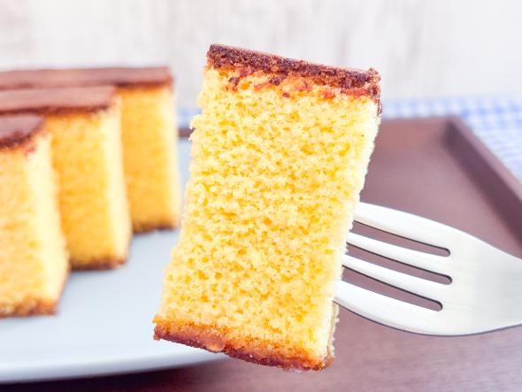 フォークで切ると、生地がふんわりしっとりとした感触