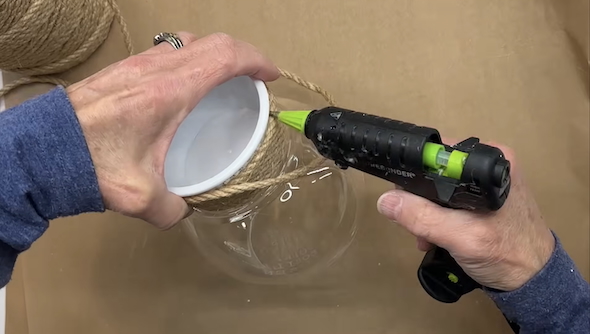 土台部分に麻縄を巻いていく