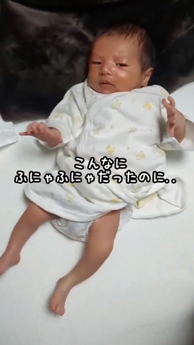 ルンルンで掴まり歩きをする赤ちゃん