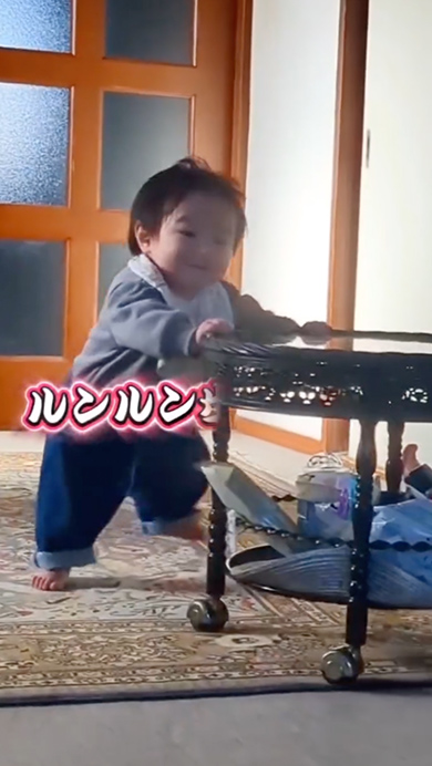ルンルンで掴まり歩きをする赤ちゃん