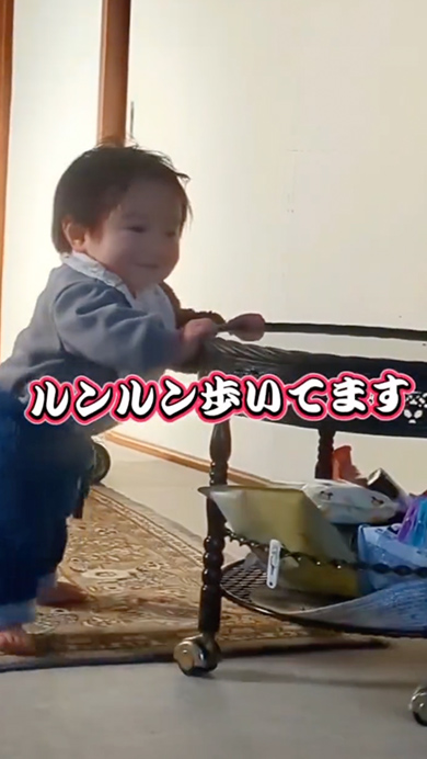 ルンルンで掴まり歩きをする赤ちゃん