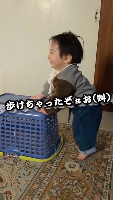 ルンルンで掴まり歩きをする赤ちゃん