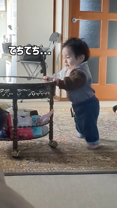 ルンルンで掴まり歩きをする赤ちゃん