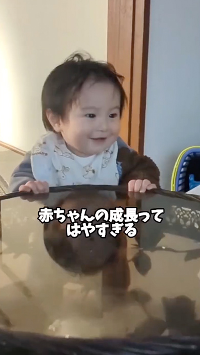 ルンルンで掴まり歩きをする赤ちゃん