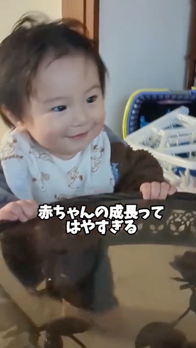 ルンルンで掴まり歩きをする赤ちゃん