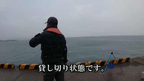雪が降る中でヒラメ釣りに挑む夫婦