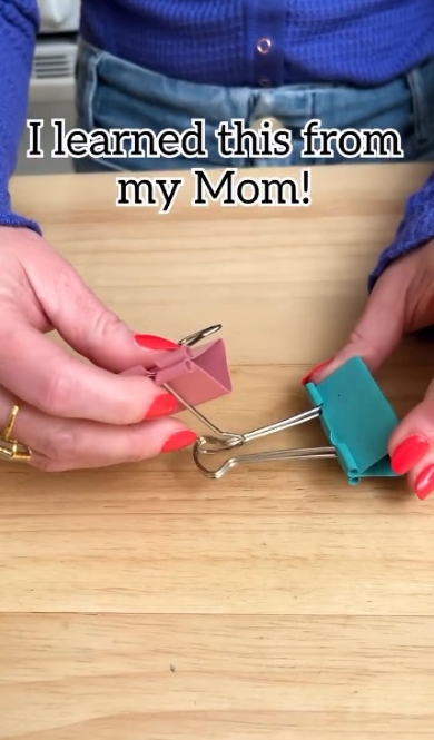 開いたクリップをひっかけます