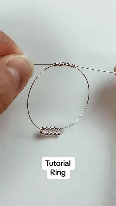 ビーズをワイヤーに通すところ