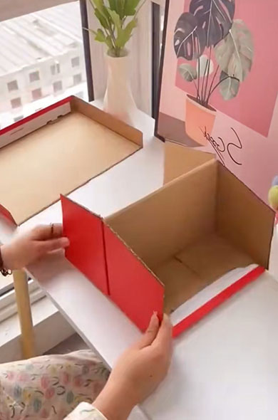 箱本体に切れ込みを入れ、山折りで2つに折った様子