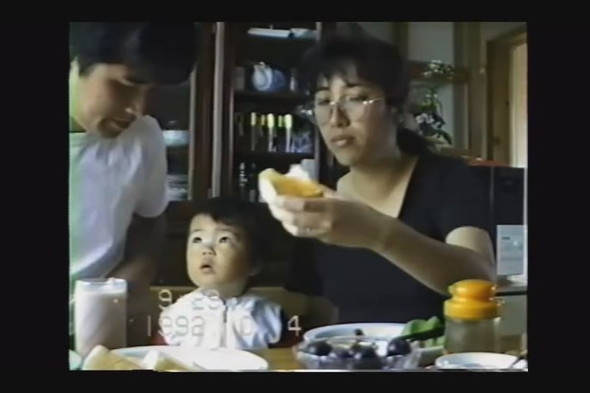 1歳の女の子を両親で挟んだ食事の光景