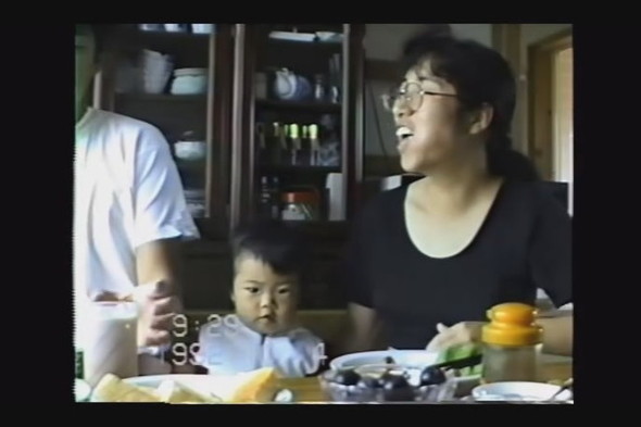 1歳の女の子を両親で挟んだ食事の光景