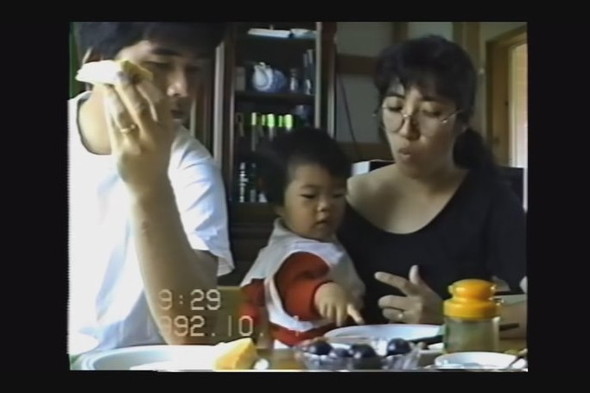 1歳の女の子を両親で挟んだ食事の光景