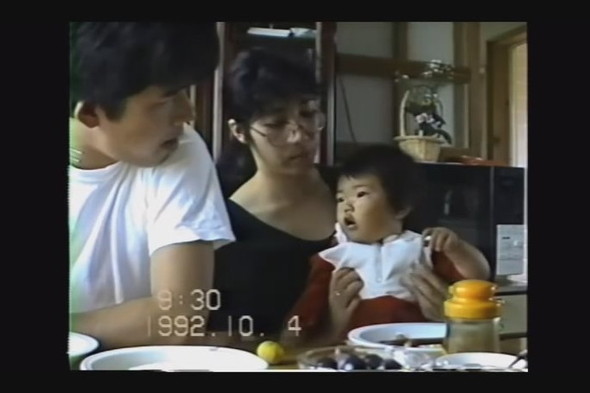 1歳の女の子を両親で挟んだ食事の光景