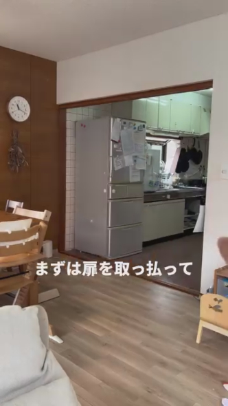 扉を取り払ったキッチンリビング