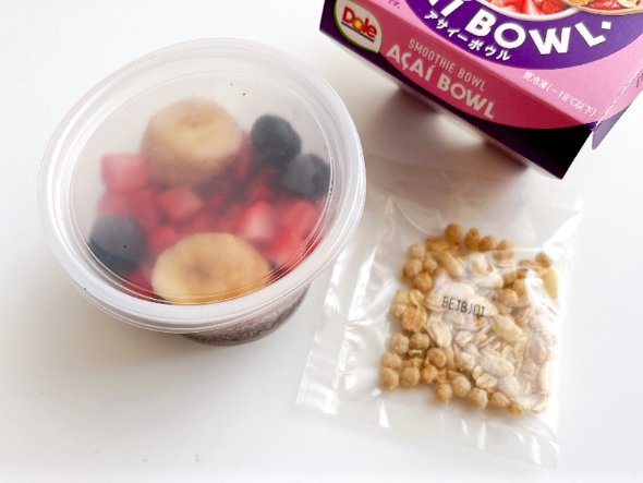 3種の冷凍フルーツとスムージーベース入りカップにグラノーラが別添えされている