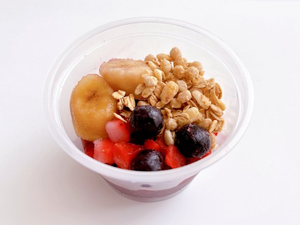 電子レンジで解凍したスムージーボウルにグラノーラをトッピング